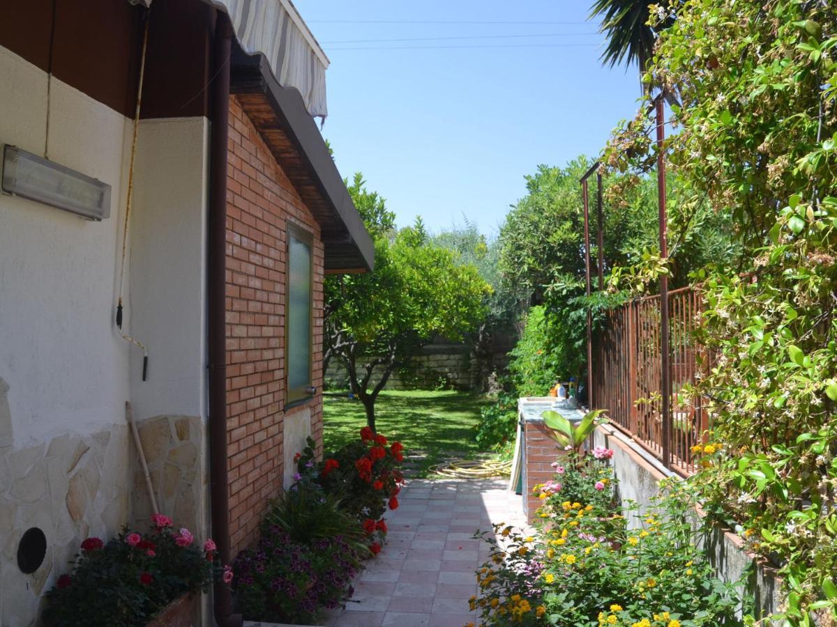 Casa Unifamiliar Con Jard N Privado Villa Agnone Bagni Bagian luar foto